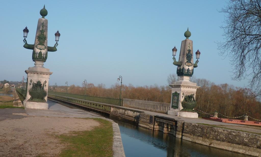 Chambre D'Hotes Face A Briare Kültér fotó